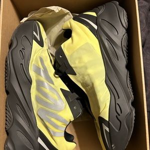 Adidas Yeezy boost 700 MNVN